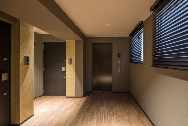 【大京】大京の賃貸マンション「ライオンズフォーシア」シリーズ「高輪」「五反田」が竣工、9月末より入居開始のサブ画像11_ダークトーンを基調とした内廊下