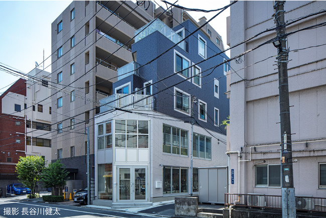 職住近接の5階建 賃貸併用住宅 『PLAT 295』 2021年度グッドデザイン賞受賞のサブ画像1_『PLAT295』 北側道路からの外観