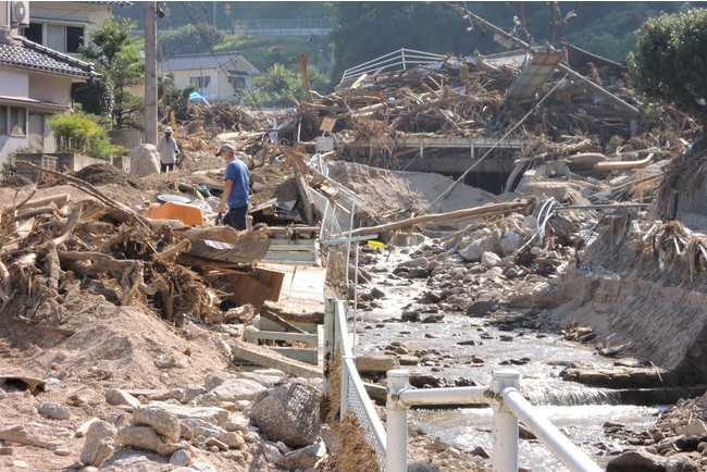 あなたの家も浸水するかも…。 激甚化する災害に向き合うための最新知識が満載「私たちはいつまで危険な場所に住み続けるのか」を発行のサブ画像1_2018年の西日本豪雨で土石流の被害を受けた広島県坂町