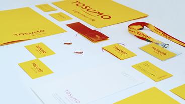 富山発のハウジングブランド「TOSUMO」発表。のサブ画像3_TOSUMOカラーである黄色と赤を使った名刺や封筒
