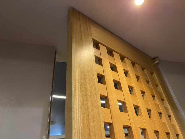 2022年ブレイクの予感！世界的に流行の兆しを見せるインテリアスタイル　“JAPANDIジャパンディ” 10月オープンのドアショールームで展示のサブ画像2_天然銘木突板の美しい木目、木連格子は黄金比を用いて組んでいます