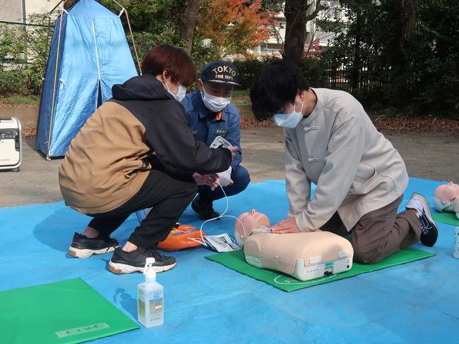 【JKK東京】日本社会事業大学生が、地域コミュニティ活性化の取組の一環として久留米下里住宅の防災訓練に参加しましたのサブ画像3_ＡＥＤ・胸骨圧迫訓練