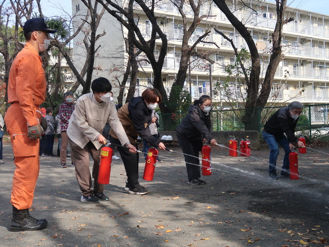 【JKK東京】日本社会事業大学生が、地域コミュニティ活性化の取組の一環として久留米下里住宅の防災訓練に参加しましたのサブ画像4_消火器訓練