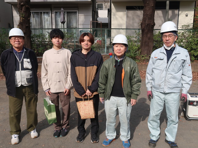 【JKK東京】日本社会事業大学生が、地域コミュニティ活性化の取組の一環として久留米下里住宅の防災訓練に参加しましたのサブ画像5_東方さん（左）、鈴木さん（右）、住宅自治会の皆様