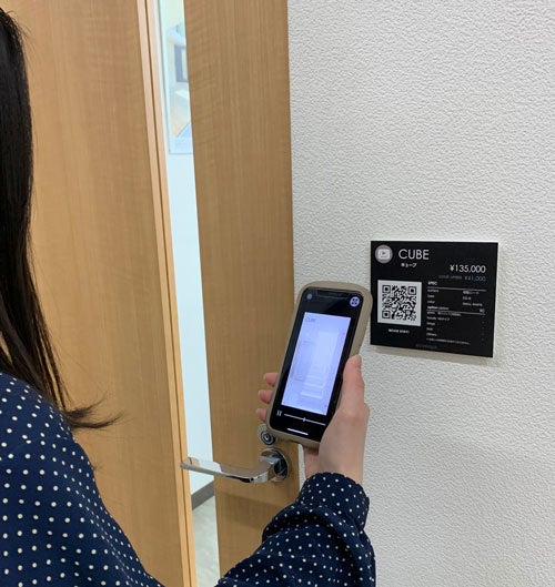 北海道初　住宅用の室内ドア無人ショールームを札幌に7/2開設のサブ画像3_説明員の代わりにスマホで商品説明動画視聴