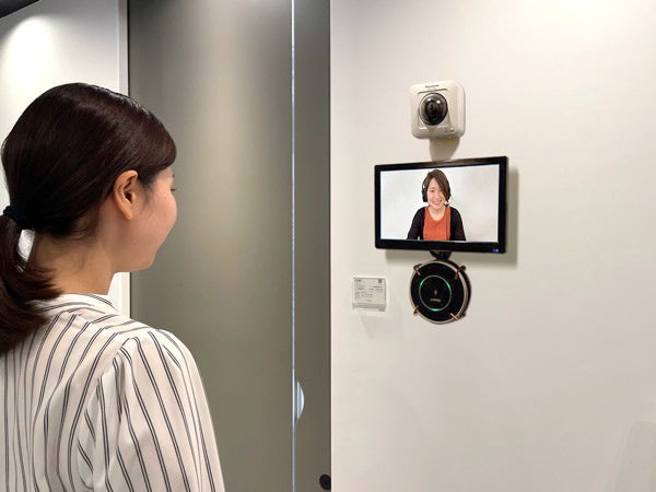 北海道初　住宅用の室内ドア無人ショールームを札幌に7/2開設のサブ画像4_リアルタイムでの会話が可能なカメラとマイク