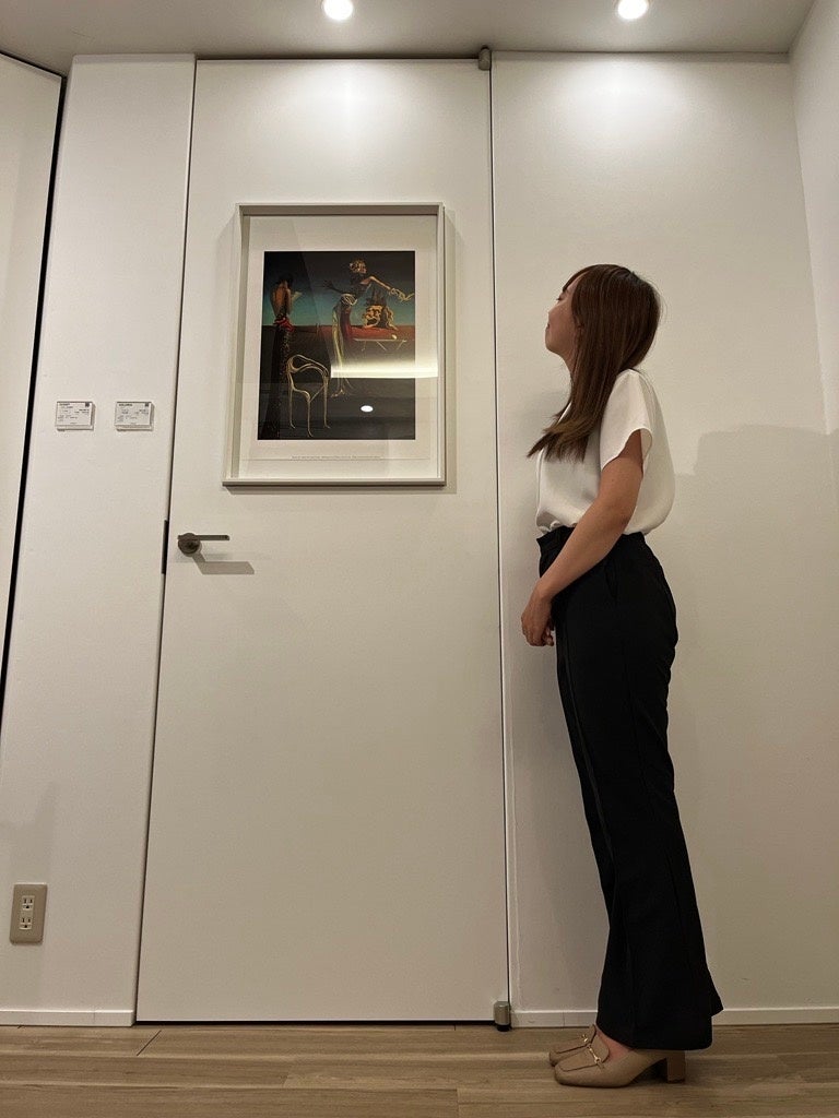 天井まで高さがある室内ドア「フルハイトドア®」神奈川県内のショールームが、絵画を飾れる新作ドアの展示を追加し9月中旬にリニューアルオープンしますのサブ画像1_ショールームに新しく追加された「GALLERIA（ガレリア）」