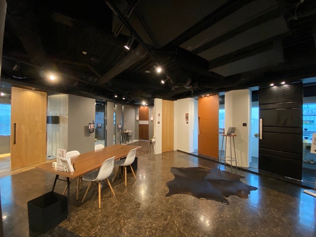 天井まで高さがある室内ドア「フルハイトドア®」神奈川県内のショールームが、絵画を飾れる新作ドアの展示を追加し9月中旬にリニューアルオープンしますのサブ画像2_横浜ショールーム