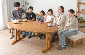 テーブルに合わせてチェアも楕円形（オーバル）に繋がる！タンスのゲンより、家族が輪になるダイニングテーブルセット発売のサブ画像3