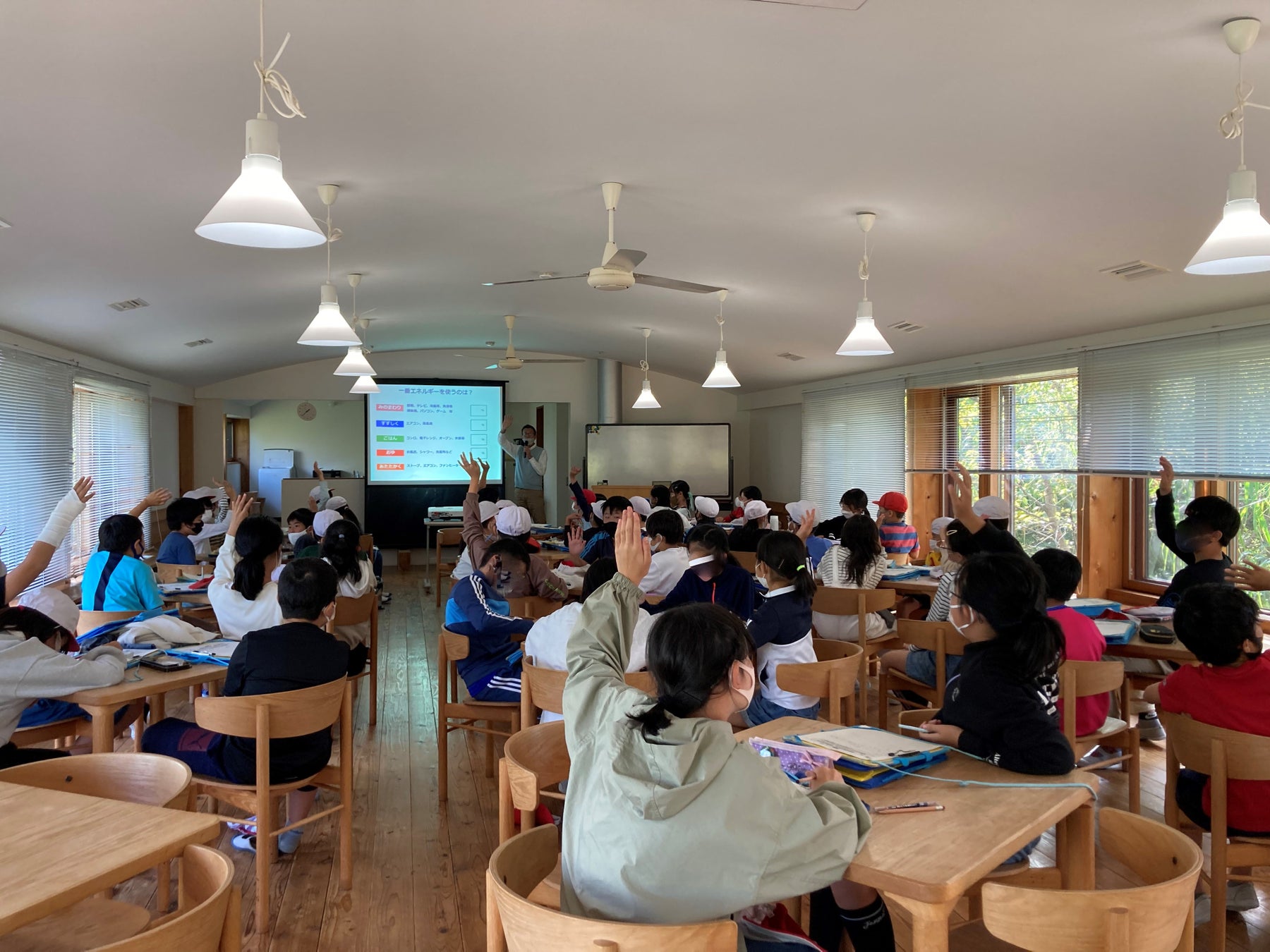 浜松市内の小学校約100名がSDGs教育の一環としてOMソーラー本社に来訪し、自然エネルギーの活用や利用方法について学んでもらいました！のサブ画像1
