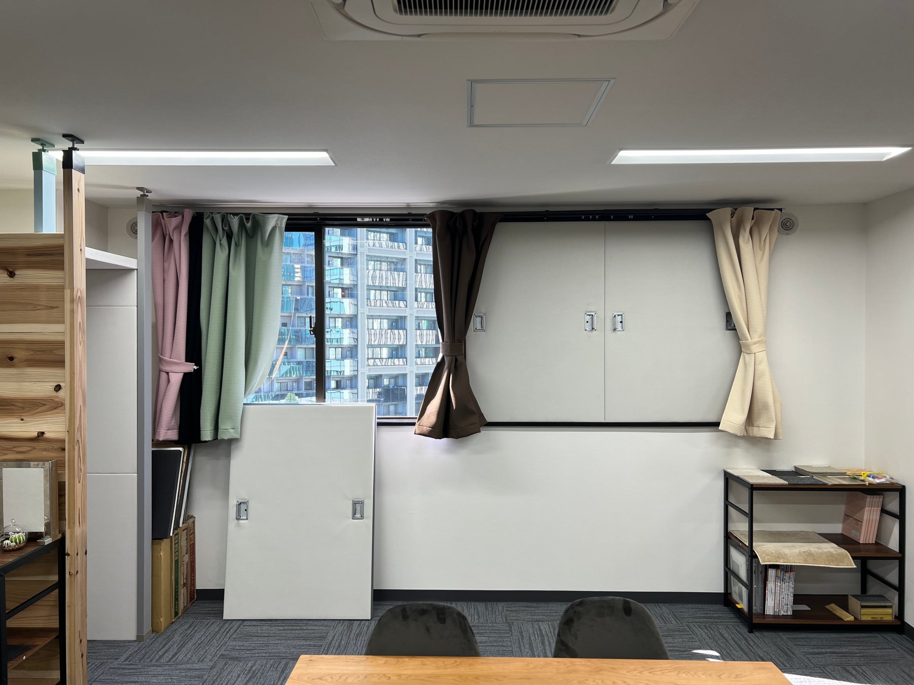 防⾳専⾨ピアリビング、東京ショールームを規模拡⼤し六本⽊へ移転。12⽉2⽇(⾦)・3⽇(⼟)にオープン記念イベントを開催のサブ画像5_道路沿いに面しているため、防音カーテンや窓用の防音ボードの効果も体感できます。