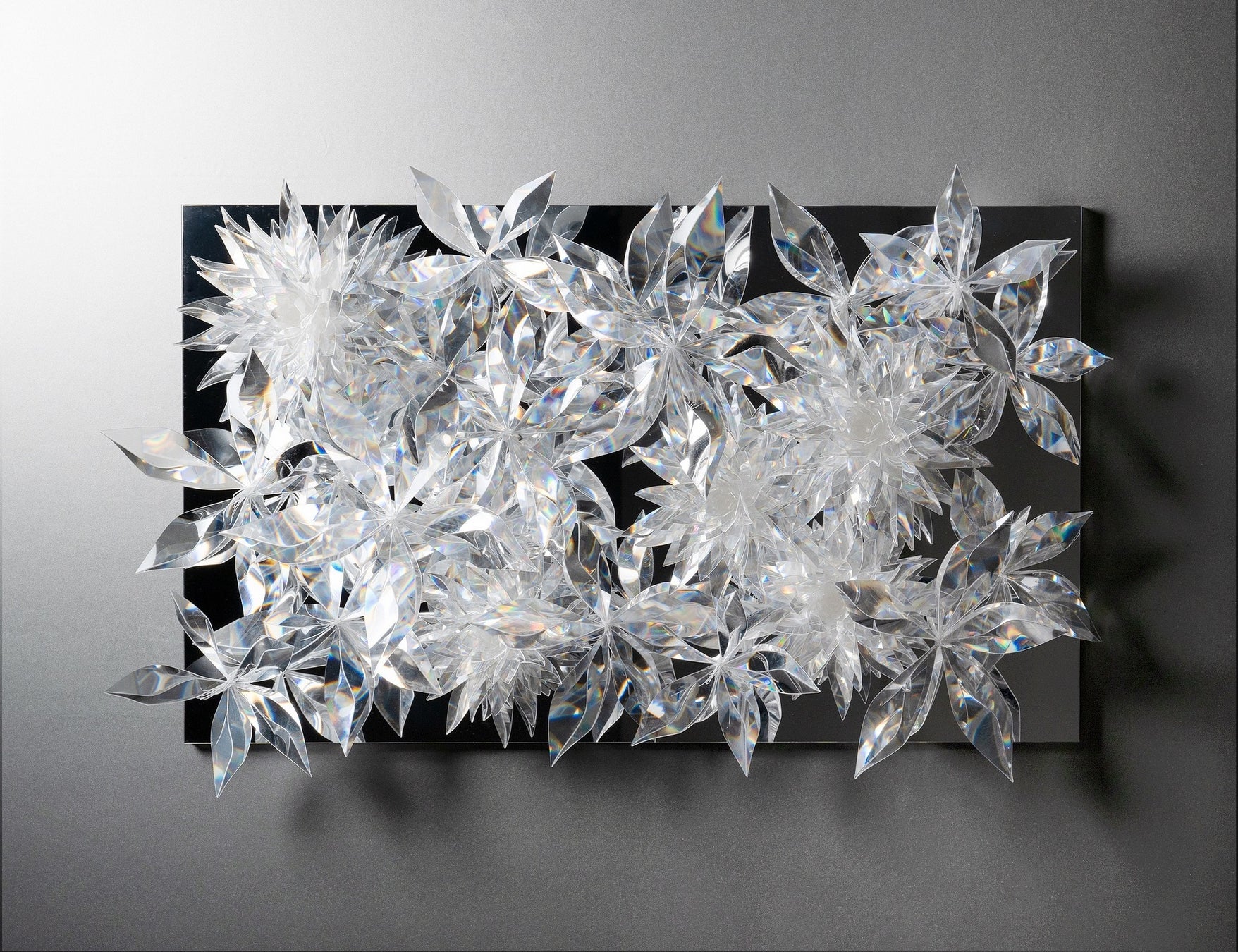 世界的にも希少な“クオーツガラス”使用の大型作品を初公開！『Takahiro Matsuo “Light Crystallized”』展開催のサブ画像2_図 1《Prism Flower Wall》2022 年