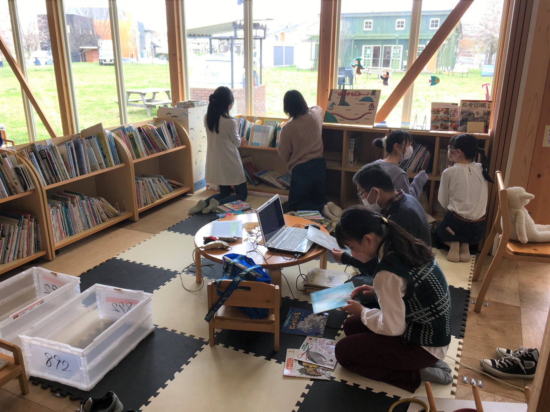 11月12・13日清水公園駅東口にて、地域活性化を目的とした「ソライエひろばで熊本グルメラリー」を開催します！のサブ画像9_「えほんの図書館」での寄贈本回収のボランティア活動