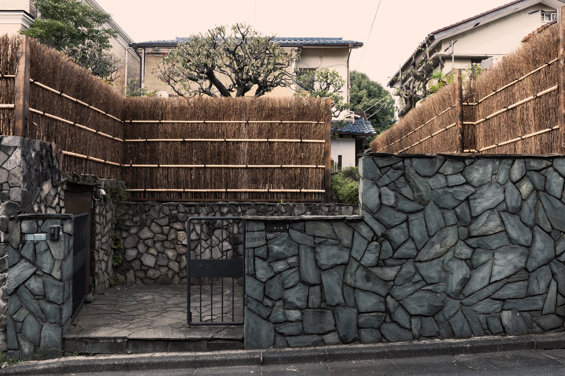 東京・自由が丘に「gallery 一畳十間」をオープンのサブ画像1_前面道路から外観をみる。竹垣が通りからの視線を遮り、ギャラリーに静けさをもたらす。