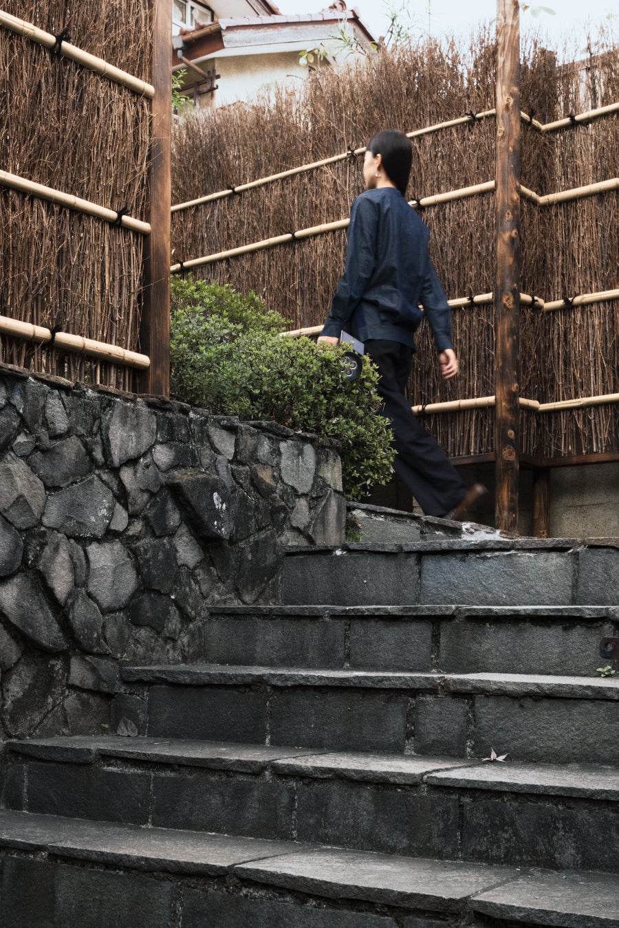 東京・自由が丘に「gallery 一畳十間」をオープンのサブ画像2_アプローチをみる。雁行したアプローチが通りからの引き込みを演出。