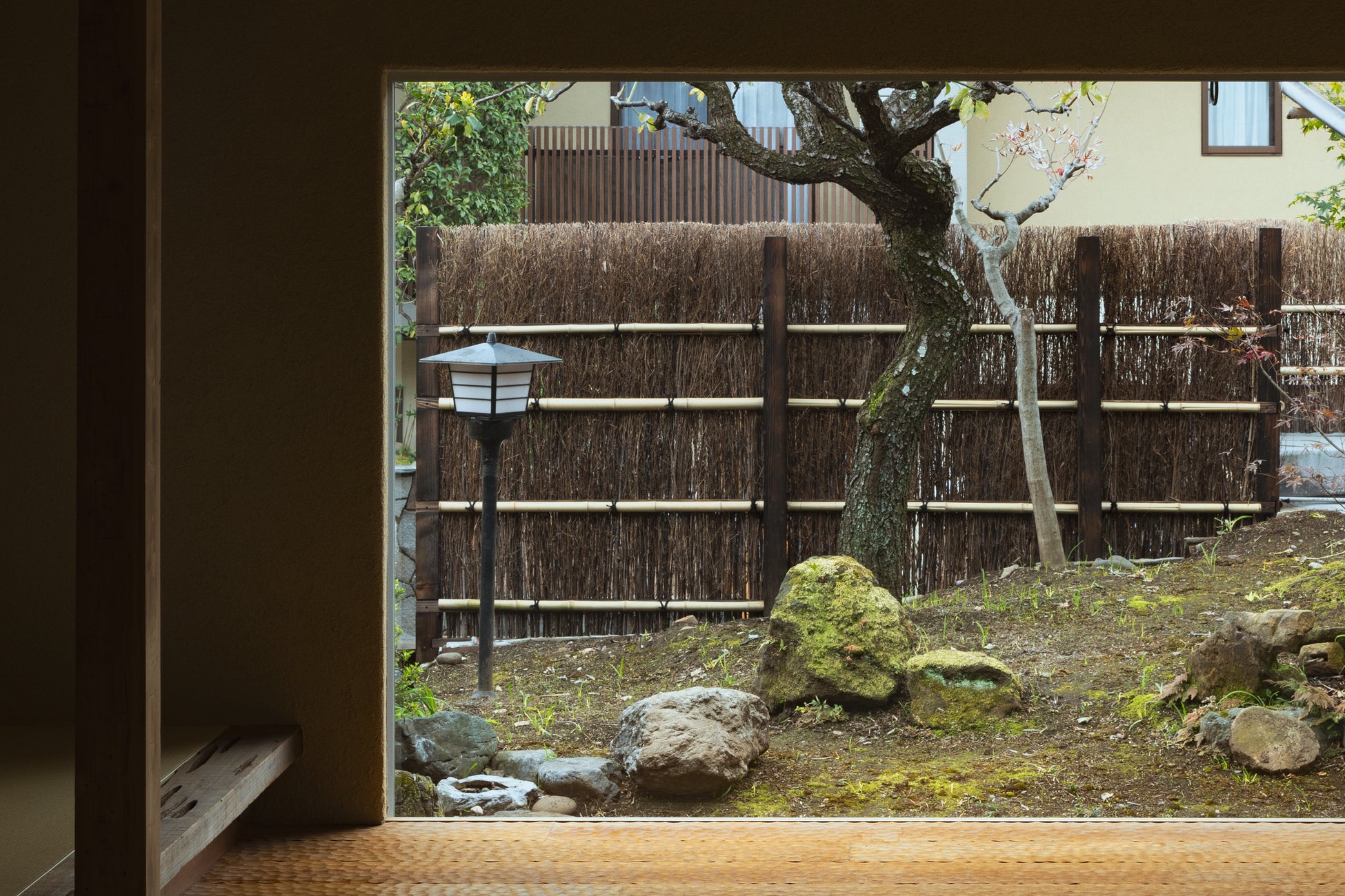 東京・自由が丘に「gallery 一畳十間」をオープンのサブ画像6_庭をみる。室内と庭を一体的につかった展示等が可能。