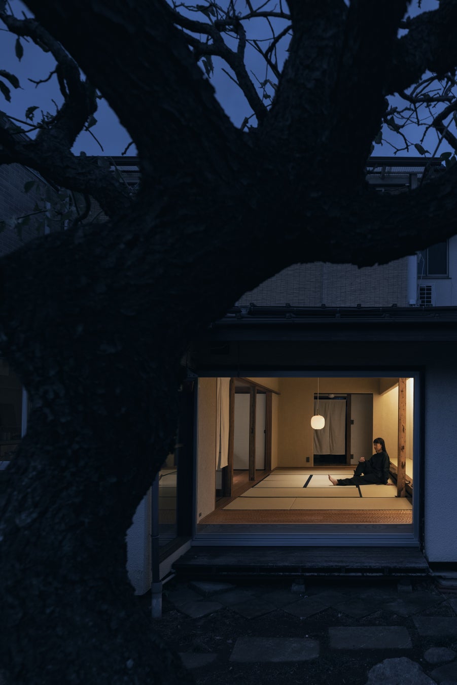 東京・自由が丘に「gallery 一畳十間」をオープンのサブ画像7_庭からギャラリーの夕景をみる。2300×1650のFIX窓が照明の灯る展示空間を切り取る。