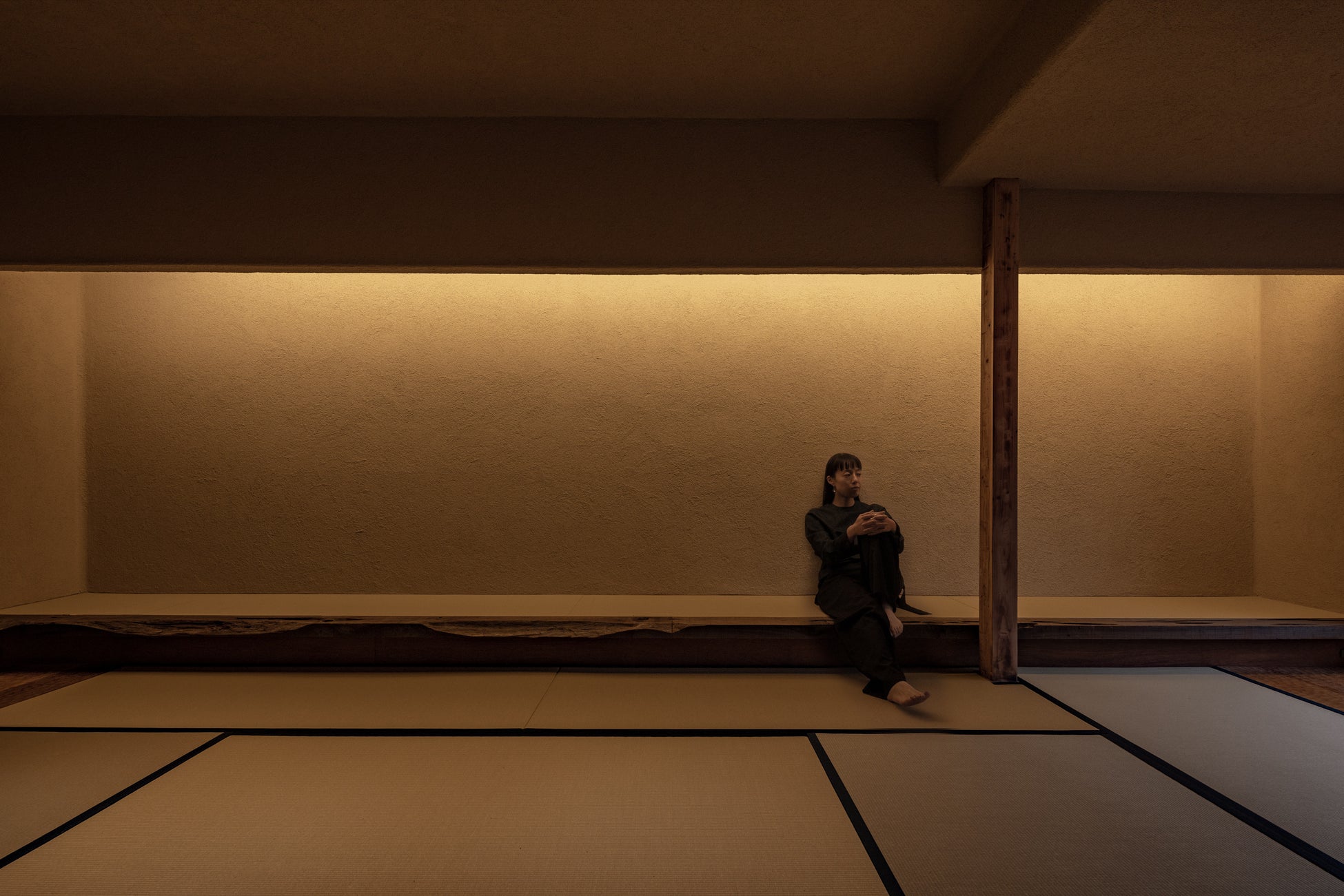 東京・自由が丘に「gallery 一畳十間」をオープンのサブ画像8_ギャラリーの夕景をみる。間接照明は調光調色が可能で小上がりとピクチャーレールにより様々な展示方法に対応できる設え。