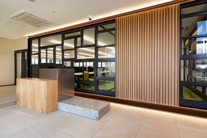 フソウリブテック新社屋完成　12月26日より営業開始のサブ画像2_主力商材である窓・サッシで構成された オフィスと共有スペースのパーテーション