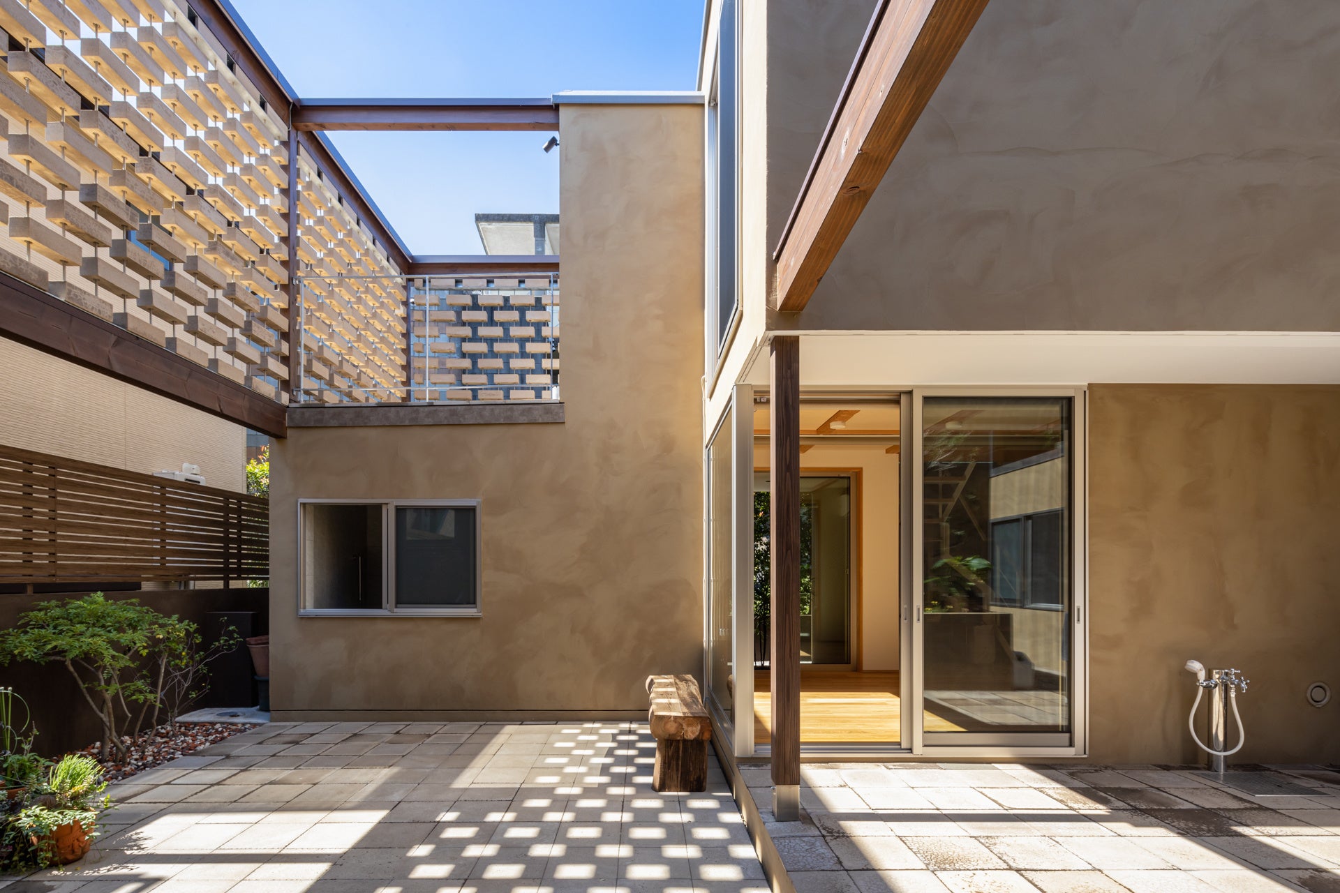 建設発生土としての関東ロームを初めて建材化した二世帯住宅「LOAM」が完成！のサブ画像4_中庭