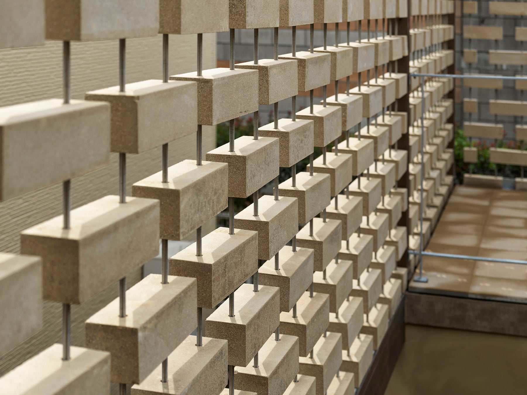 建設発生土としての関東ロームを初めて建材化した二世帯住宅「LOAM」が完成！のサブ画像5_関東ロームブロックスクリーン