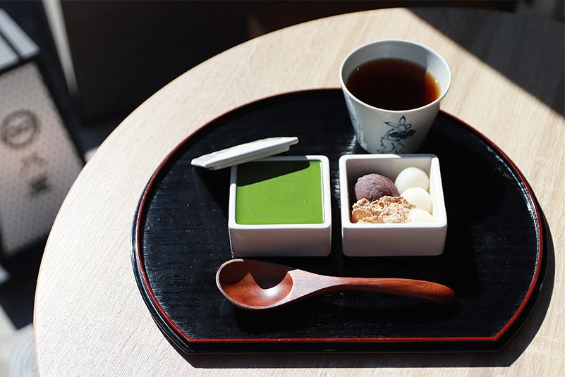 日本茶カフェ「八屋」に、抹茶好きにはたまらない新メニューが登場　濃厚な抹茶の口どけにこだわった『お濃茶ぷりん』新発売！ ~しっとりなめらかな食感が癖になる、当店自慢の抹茶のプリン~のサブ画像1_お濃茶ぷりん（選べる日本茶セット）