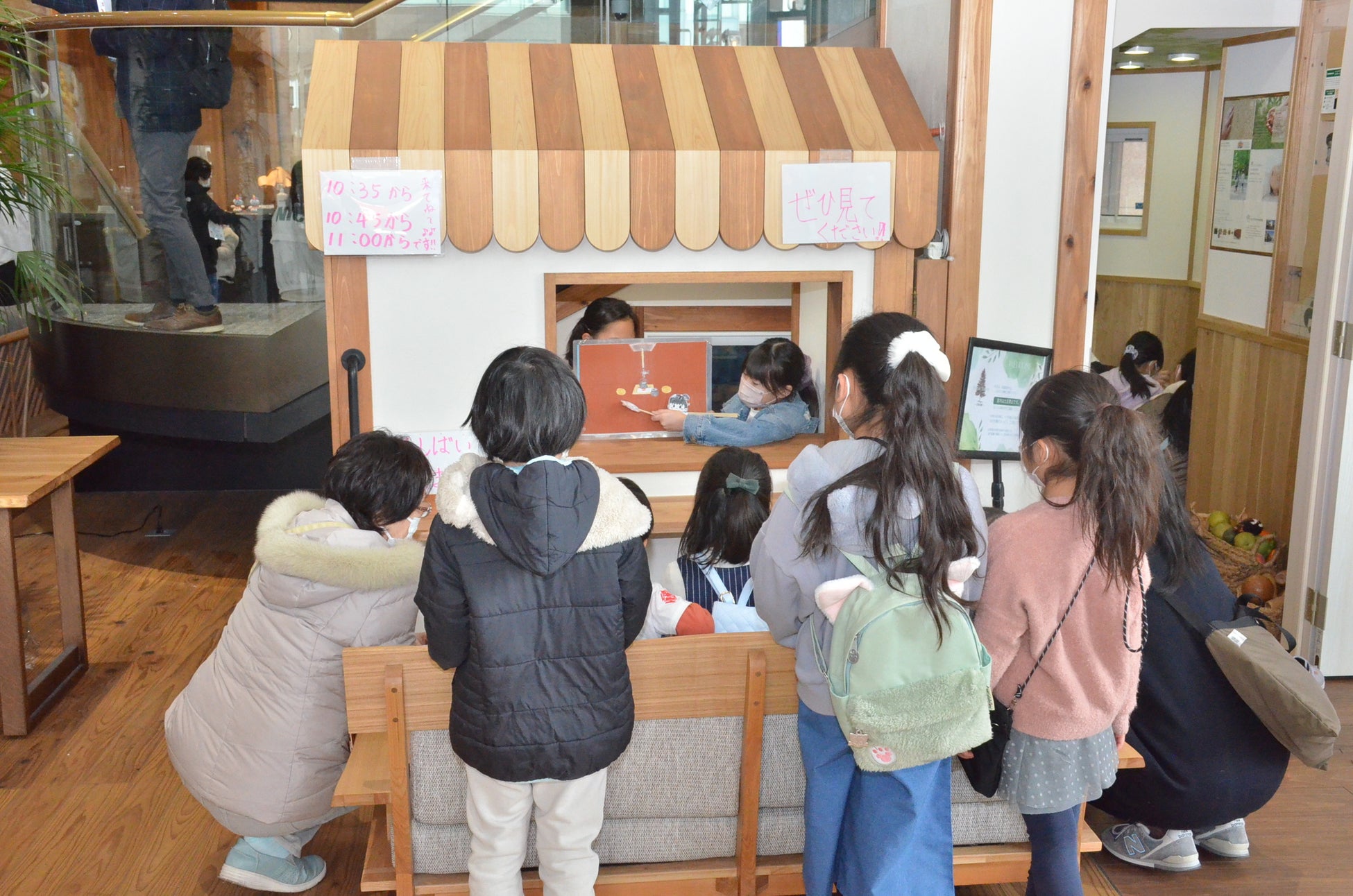 横浜市立鶴見小学校の総合学習授業に協力のサブ画像5_鶴見川の魚をイメージした紙芝居を楽しむ様子