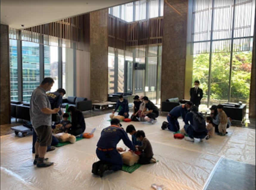 パークコート文京小石川ザタワー防災イベント開催のサブ画像4_AEDの使い方を学んだ実習訓練