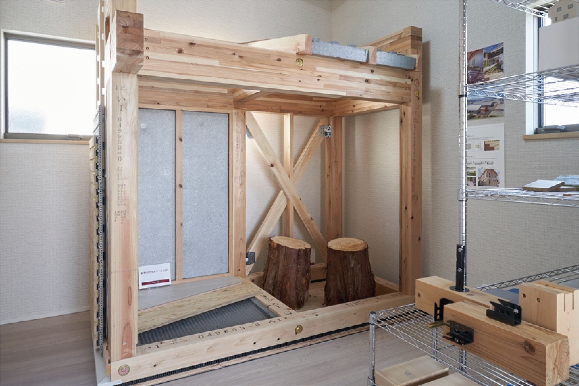 リアルな暮らしを伝える体験型住宅展示場 刈谷展示場オープンのサブ画像5_高断熱パネルと真壁式高耐震パネルの構造模型