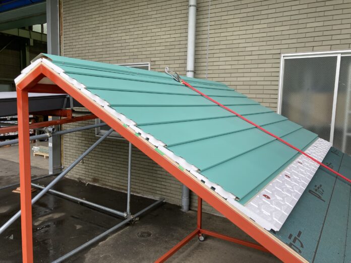 住宅屋根リフォームの新工法！ 効率性と安全性が向上　金属屋根「断熱ビューティルーフ3型」　7月7日より 発売のメイン画像