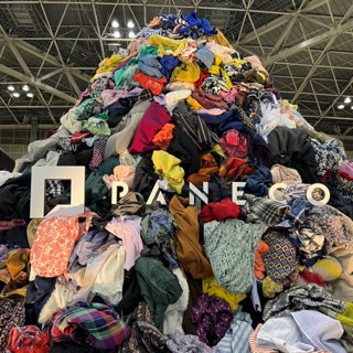 廃棄衣類繊維を原料とした繊維リサイクルボード「PANECO®」が、MDF（中密度繊維板）生産設備による世界初の量産試験に成功しました。のサブ画像3_※2022年10月の展示会の様子