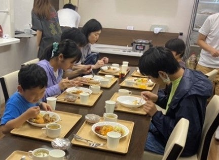 『専修大学専用学生寮（白山）』でこども食堂を開催しました！のサブ画像6_食事の様子