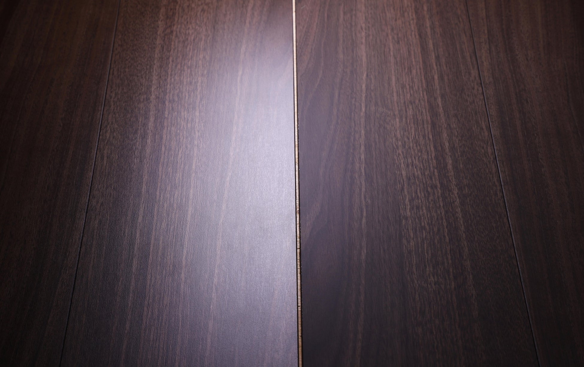 室内空間に豊かな質感を与えるフローリング用化粧シートを発売のサブ画像1_同一の光源による従来品（左）と新製品の「DNP EBオレフィンシート サフマーレ フロア プレミア」（右）の比較