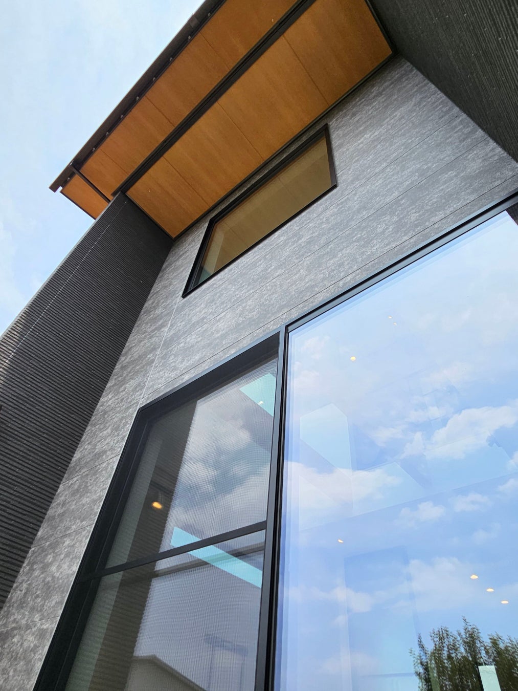 ダブル断熱工法とトリプルガラスで優れた断熱性能「アリエッタＤＳ」の2棟目モデルハウスが長浜市田村町にオープンのサブ画像3_袖壁と深い庇で実現したパッシブ設計