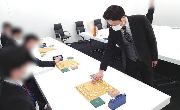 プロ棋士に勝ったら選考の一部が免除、「将棋選考」を2023年9月に開催！のサブ画像2_前回の「将棋選考」の様子。プロ棋士の瀬川晶司六段が試験官を務めた