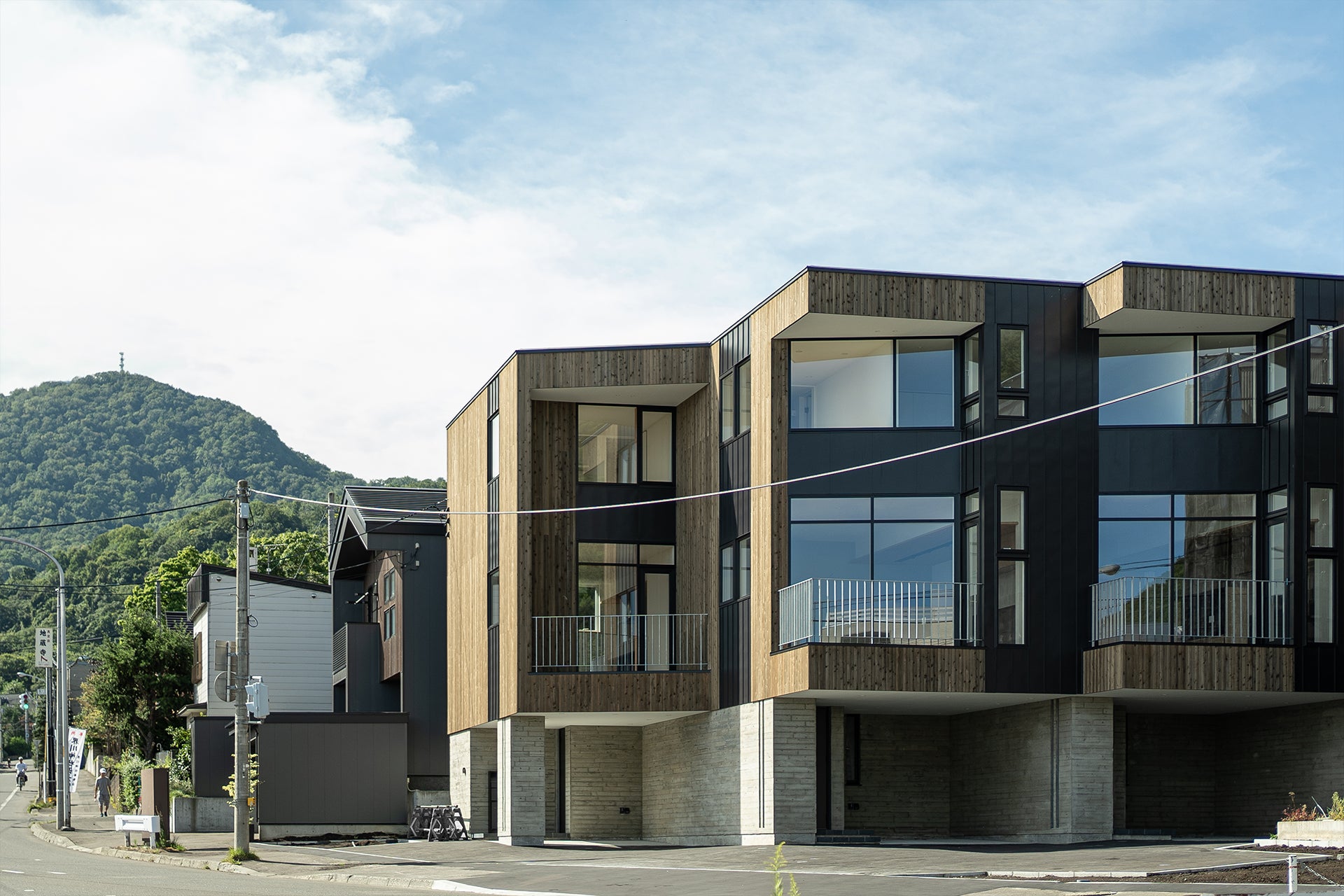 札幌市中央区に3階建て木造分譲マンション「TOU(棟)」が誕生。戸建住宅とマンションのメリットが融合した新たな暮らしを提案。のサブ画像1