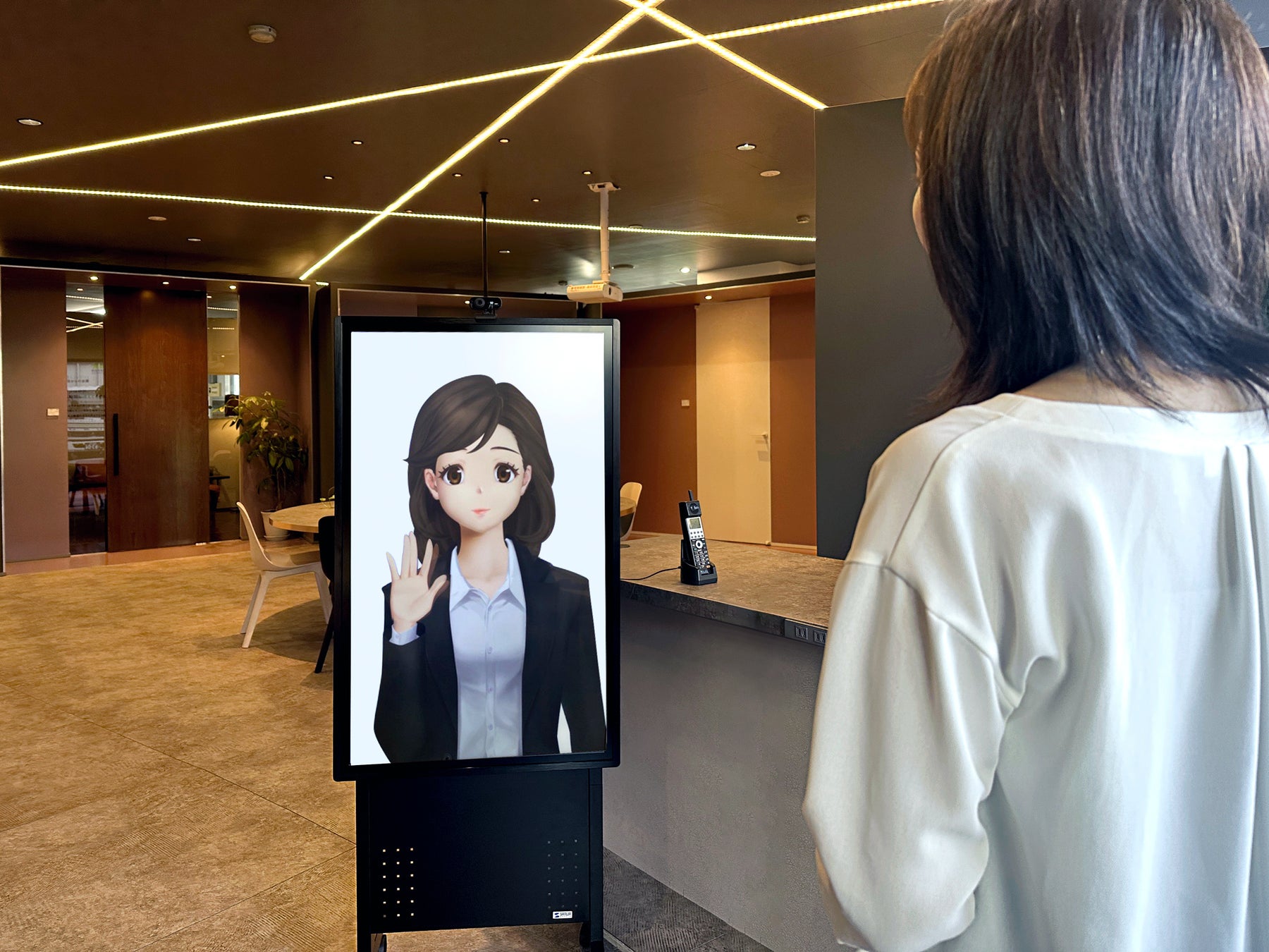 ドア会社の無人展示場にアニメ女性のアバター接客を導入のサブ画像1