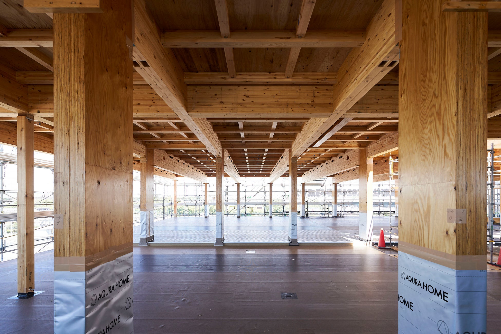日本初の「8階建て純木造ビル」の廃材で創造性豊かなSDGs廃材アートが誕生！　定員を大幅に上回る来場者が参加し楽しみながら“木の素晴らしさ”を体感のサブ画像7_建築中の「８階建て純木造ビル」5階部分の構造写真