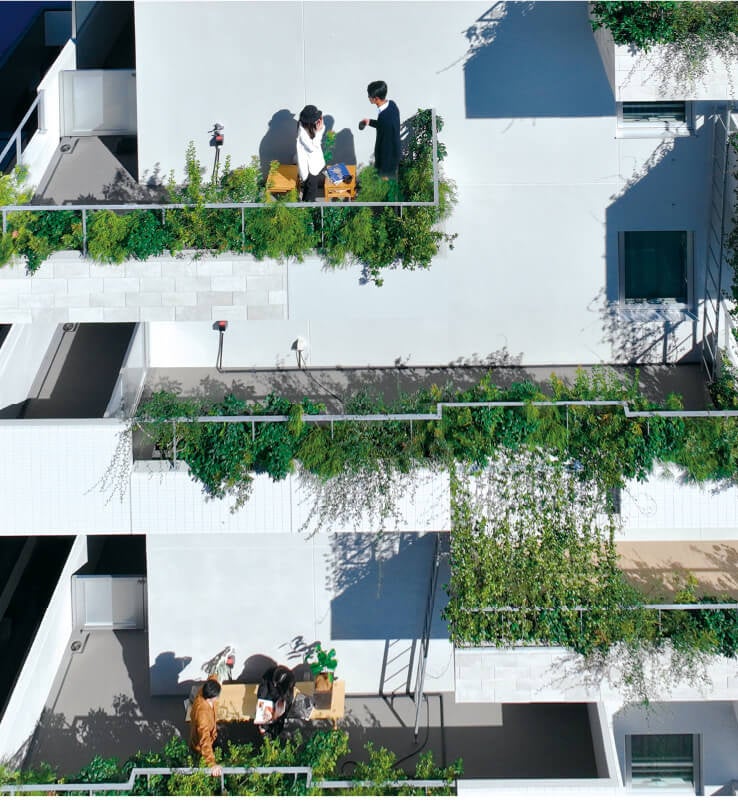 史上初　中高層の賃貸集合住宅で4年連続のグッドデザイン賞受賞のサブ画像5_張り出したバルコニーは、緑を添えた交流エリアに（ルーツ新都心）