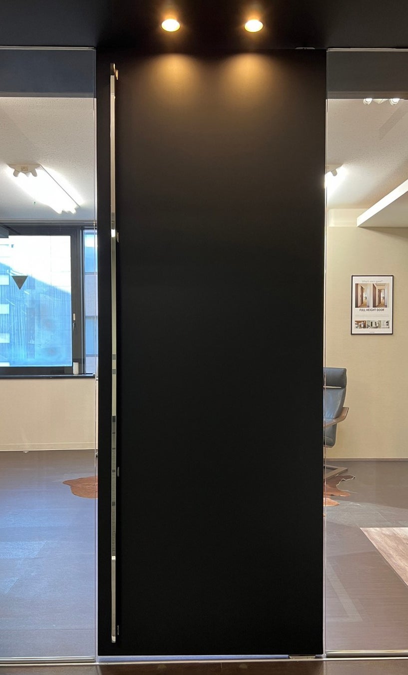 神谷コーポレーション 名古屋市の室内ドアショールームを11/1リニューアルのサブ画像2_2ｍを超えるロングハンドルが よく似合う「カエサル」