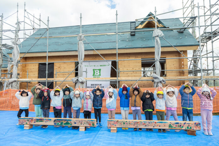 保育園留学の”寮”、こども主義の上棟式を開催。園児とパンまきを実施（北海道厚沢部町）のメイン画像