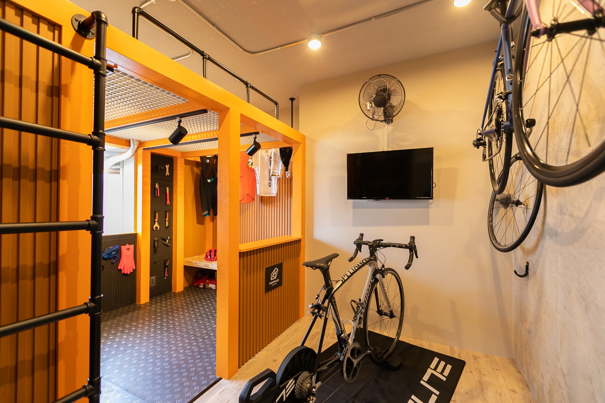 自転車専門店「カミハギサイクル」と制作したロードバイク好きのための賃貸住宅「自転車と暮らすガレージＲＯＯＭ」を11月21日(火)よりサイト公開のサブ画像1