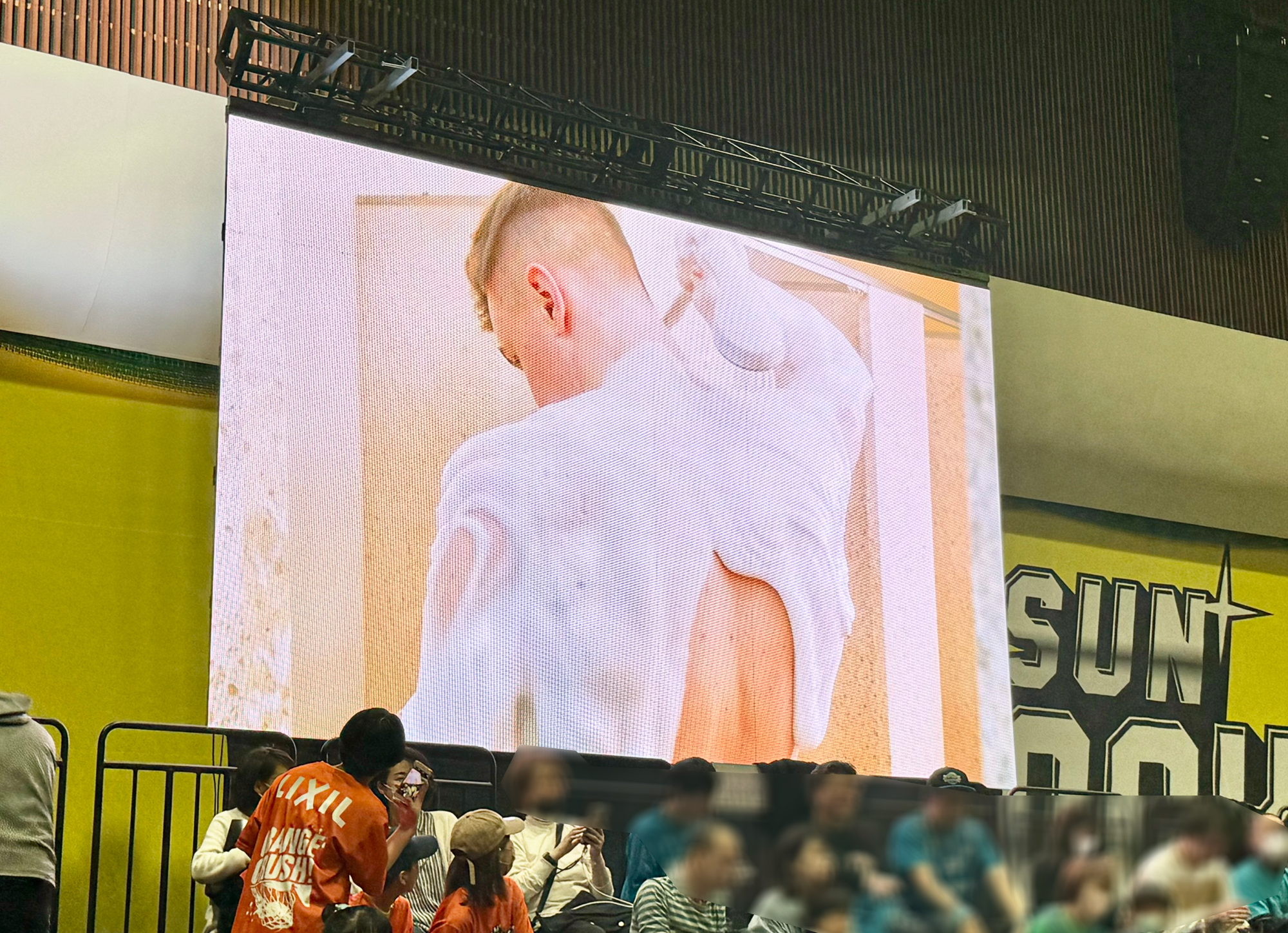 サンロッカーズ渋谷のジョシュ・ホーキンソン選手が出演！泡シャワー「KINUAMI」新WEBムービーを4月6日(土)より公開のサブ画像9