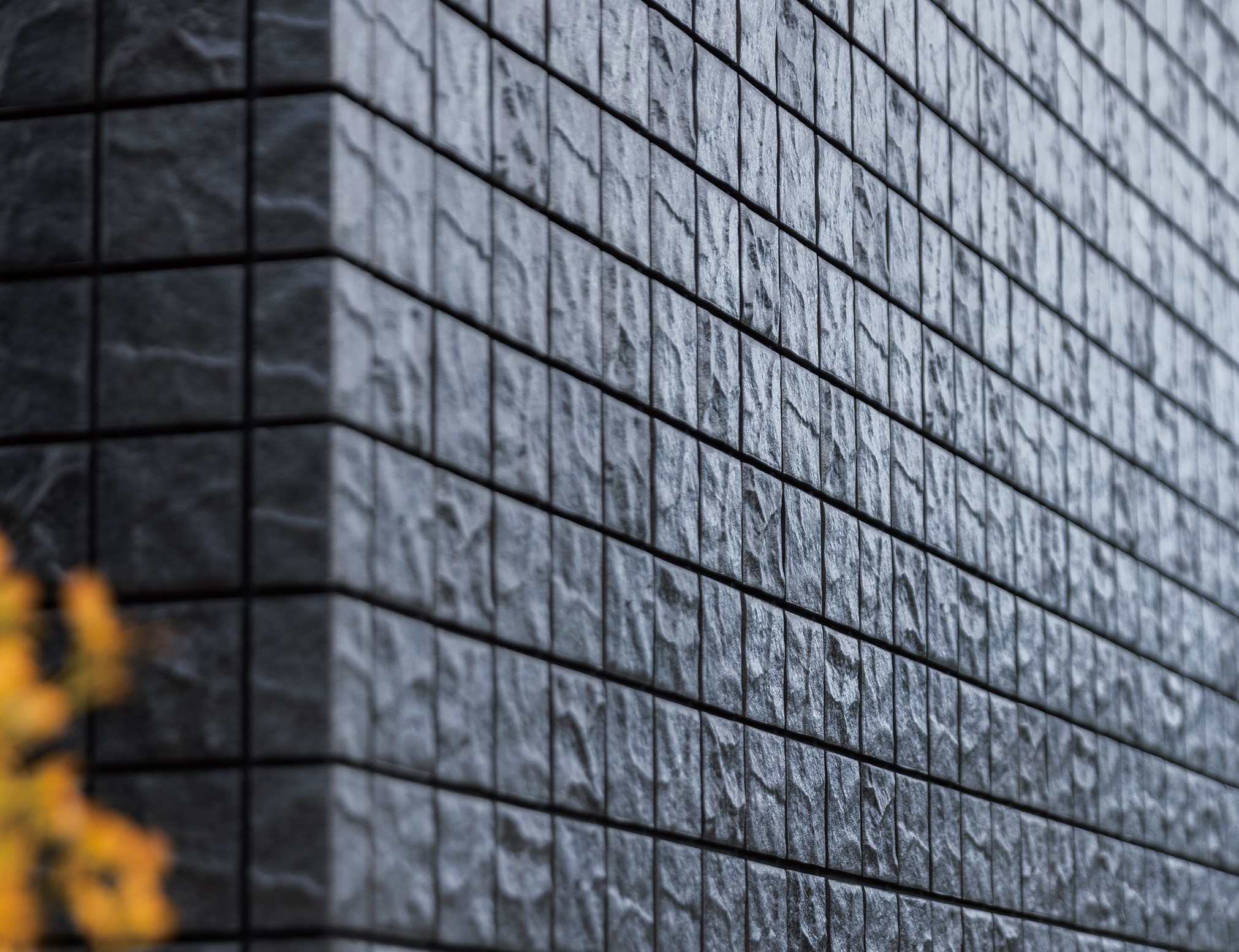 新築時の美しさを維持し、大気浄化作用も併せ持つ光触媒タイル外壁『キラテック』が発売20年で10万棟出荷を達成のサブ画像1_光触媒タイル外壁『キラテック』　イメージ