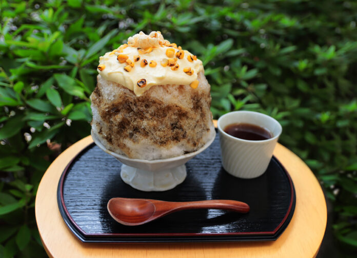 日本茶カフェ「八屋」オリジナルかき氷第２弾 甘じょっぱさがたまらない！「とうもろこしとほうじ茶のかき氷」が発売 ～旬のとうもろこしをふんだんに使用した優しい味わいのかき氷～のメイン画像