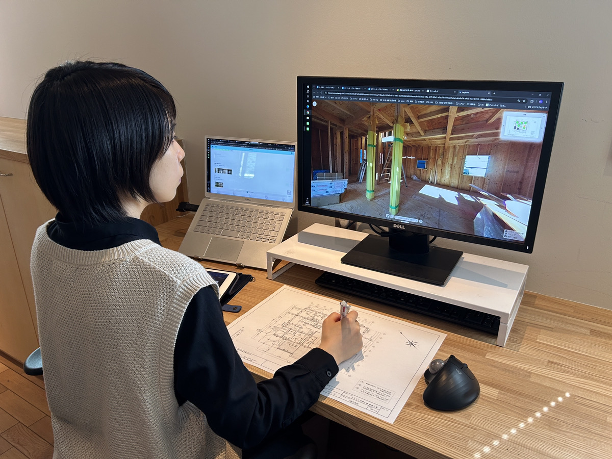 【この会社のリモート施工管理がスゴい！】担当設計がリモートで現場チェックを実現。柴木材店の現場DXの先進的事例を公開のサブ画像2_担当設計によるリモートチェックの様子