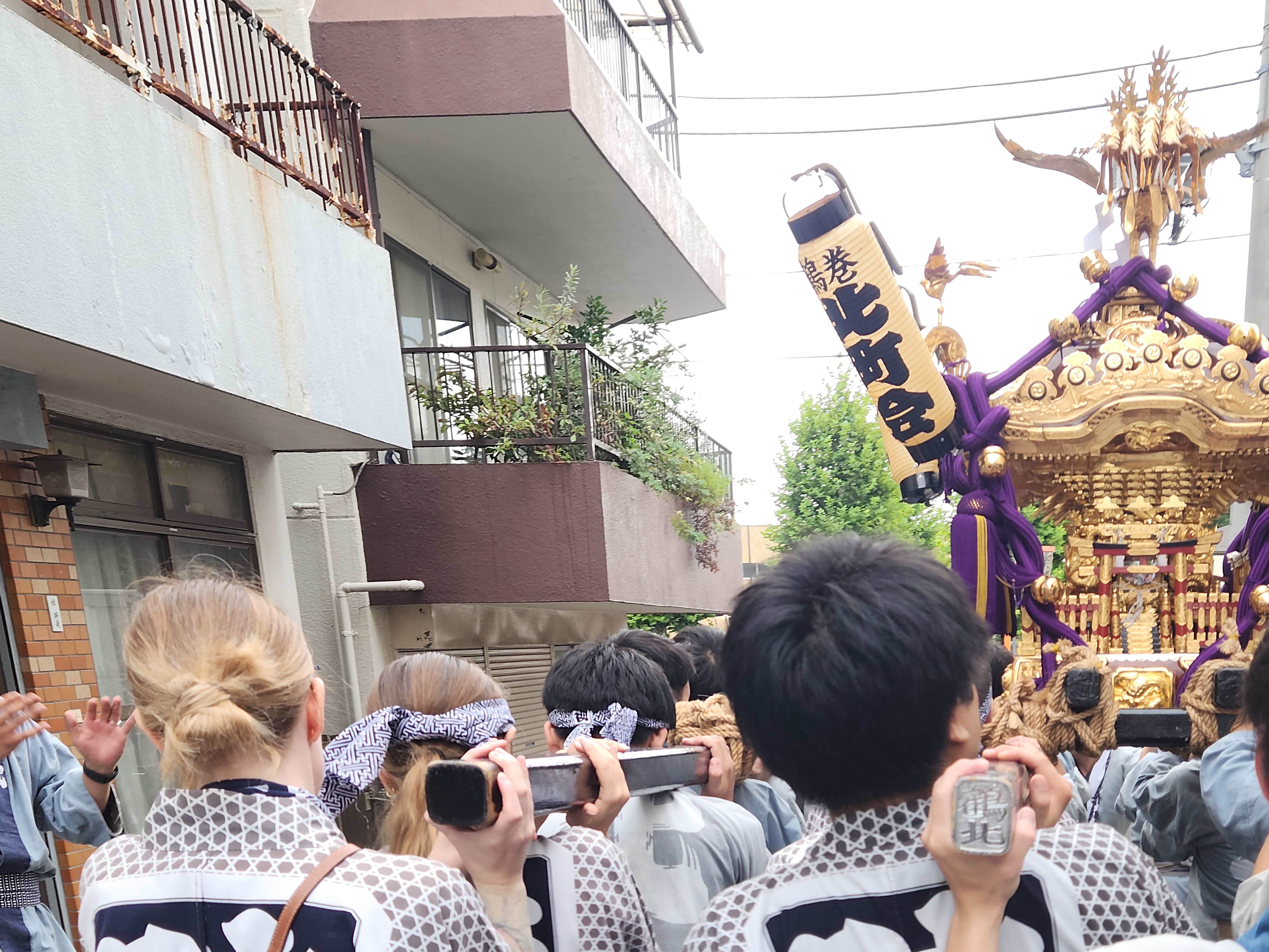 【民泊ゲストが神輿の担ぎ手になる】鶴巻町のお祭りへインバウンド宿泊者が神輿の担ぎ手として参加のサブ画像2