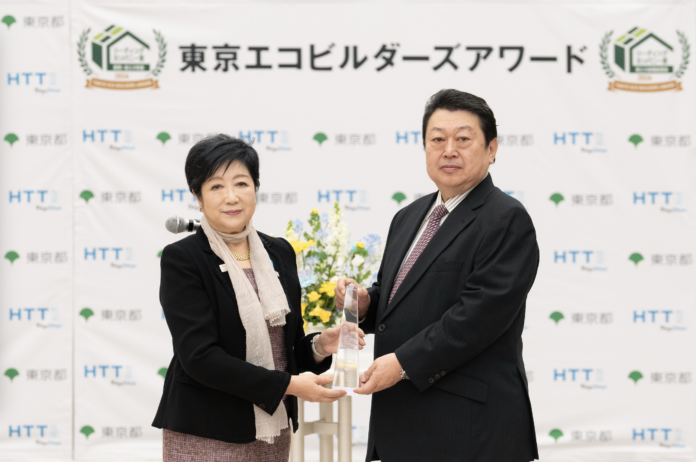 高性能注文住宅 工務店の八幡「東京エコビルダーズアワード」2年連続受賞！本年も2賞3部門を受賞し、東京都庁で行われた表彰式にて小池百合子氏より表彰状とトロフィーを授与。のメイン画像