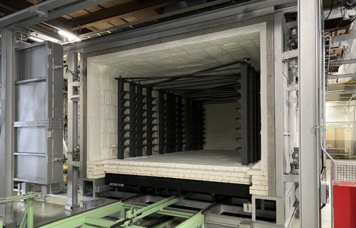 タイル焼成時間の大幅短縮や窯積みの自動化などの新技術を搭載した特注の大形タイルを生産する新ラインの稼働開始のメイン画像