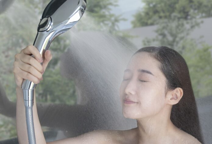 【浄水研究発表】新たに判明、水道水中の残留塩素は毛髪の内部まで損傷　浄水が毛髪ダメージ抑制に寄与する可能性のメイン画像